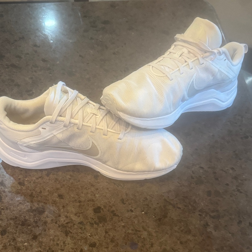Nike White Mens size 9 running shoes white & silver